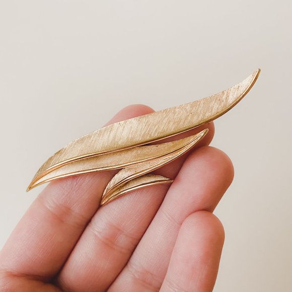 Crown Trifari Vintage Gold Tone Abstract Sleek Leaf Line Ribbon Textured Brooch - Picture 7 of 9